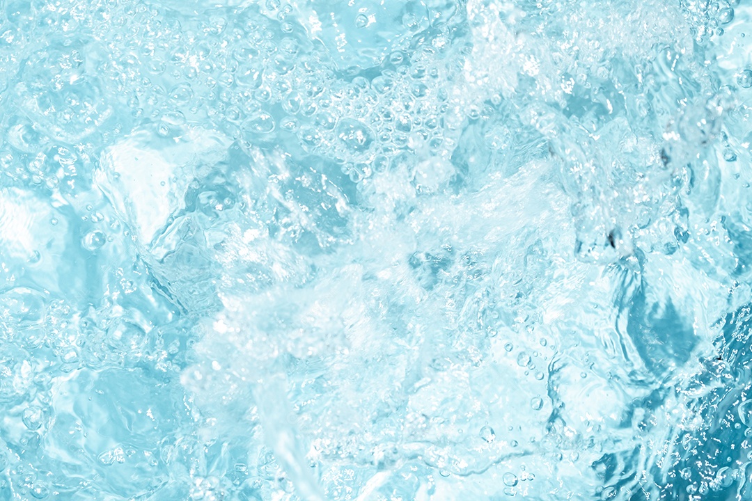 Textura de superfície de água clara azul transparente com ondulações.