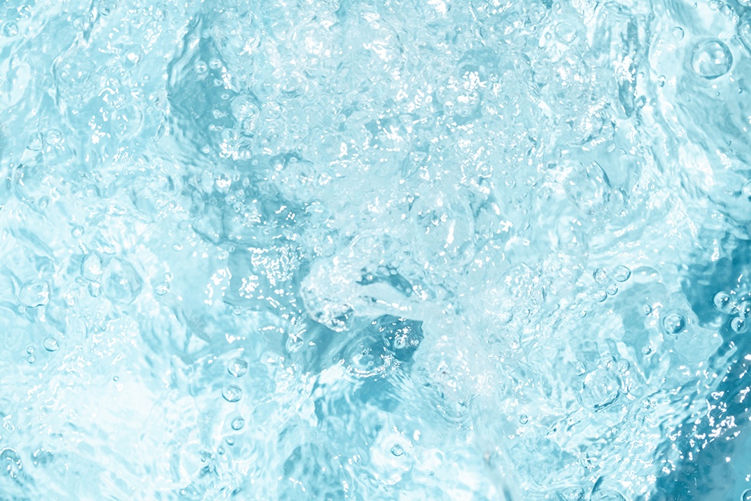 Textura de superfície de água clara azul transparente com ondulações.