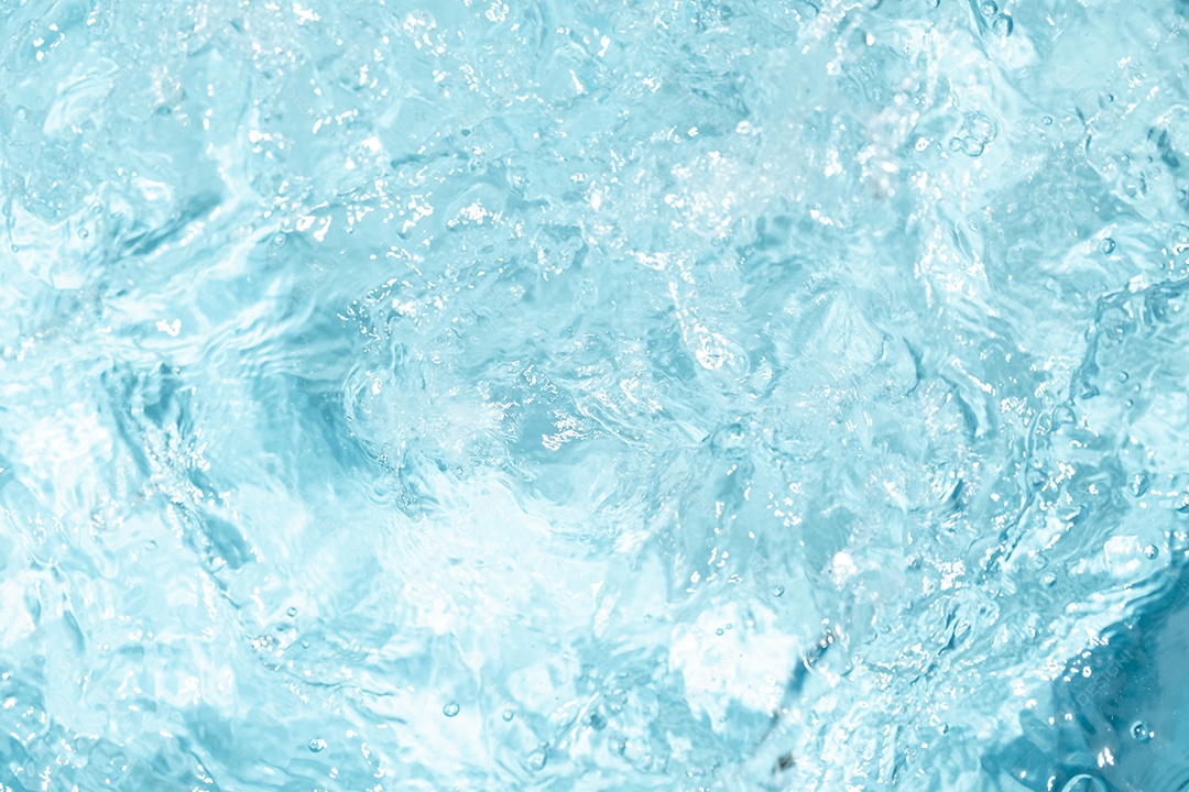 Textura de superfície de água clara azul transparente com ondulações.