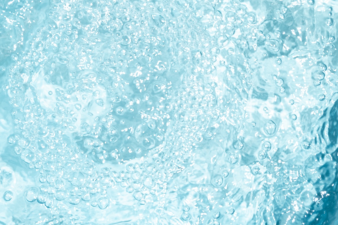 Textura de superfície de água clara azul transparente com ondulações.