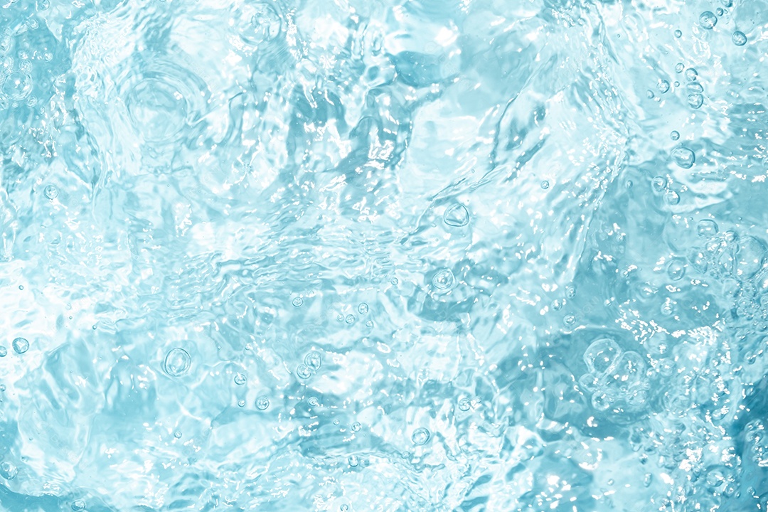 Textura de superfície de água clara azul transparente com ondulações.