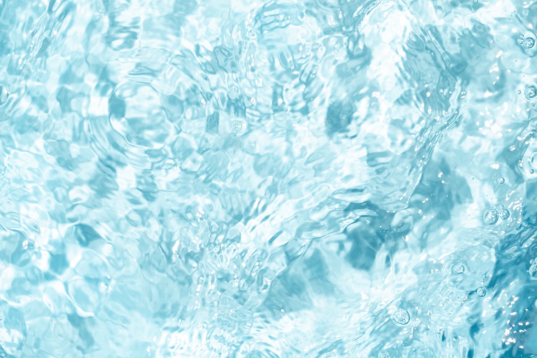 Textura de superfície de água clara azul transparente com ondulações.