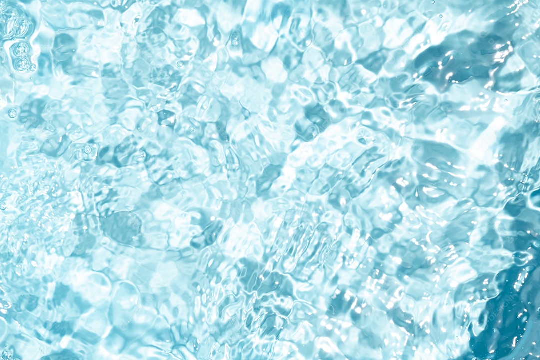 Textura de superfície de água clara azul transparente com ondulações.