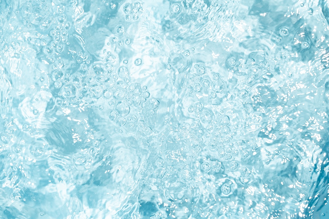 Textura de superfície de água clara azul transparente com ondulações.