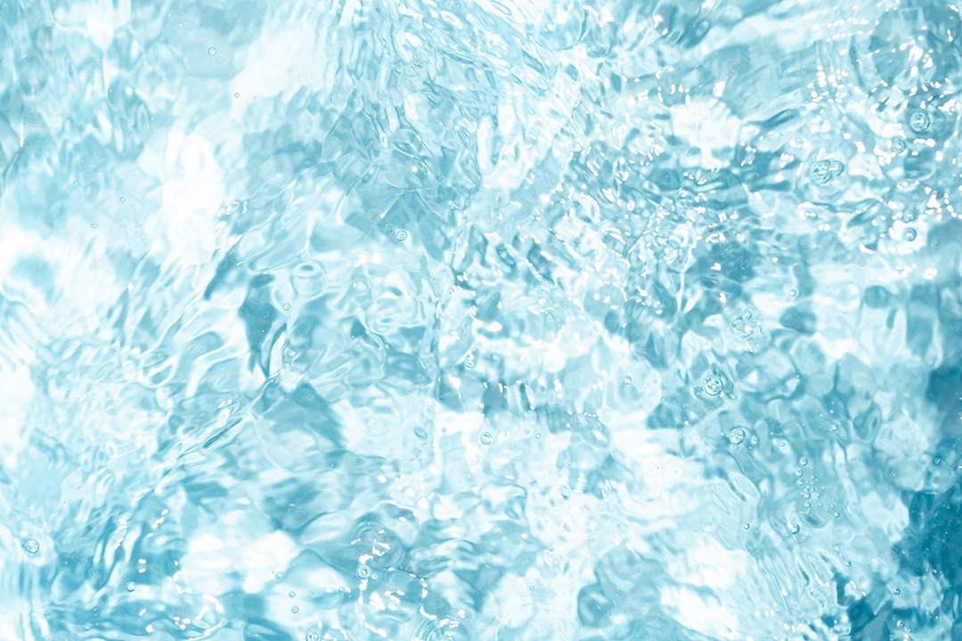 Textura de superfície de água clara azul transparente com ondulações.