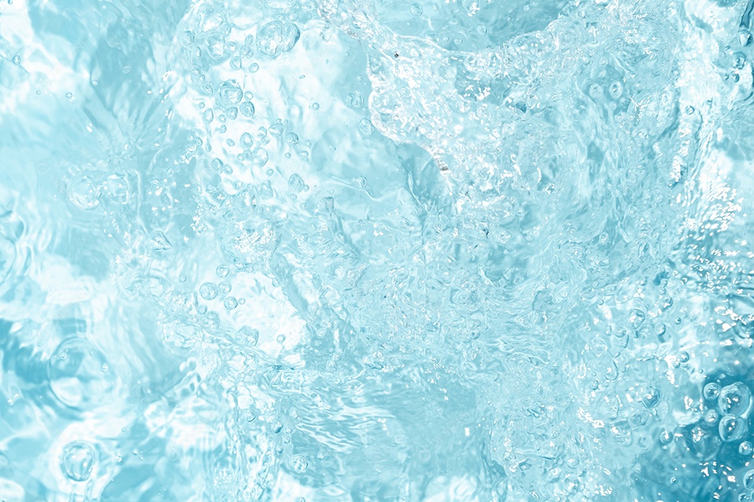 Textura de superfície de água clara azul transparente com ondulações.