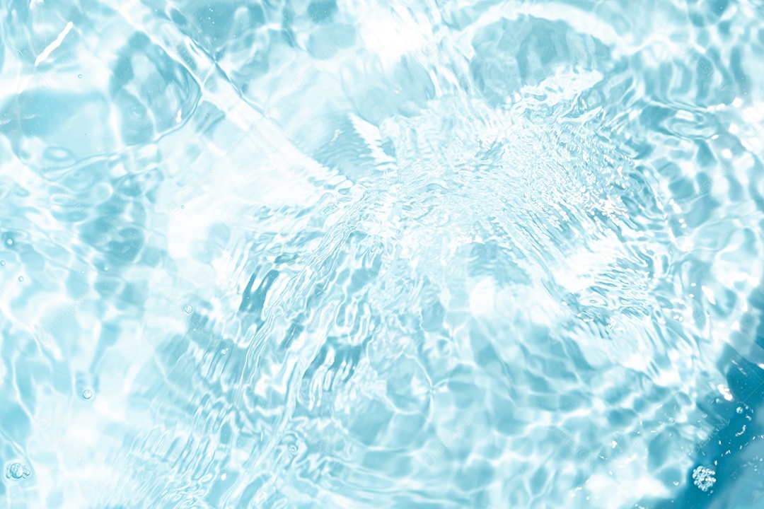 Textura de superfície de água clara azul transparente com ondulações.