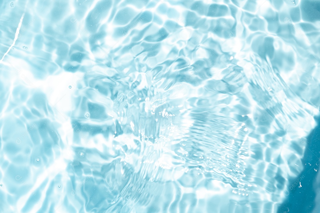 Textura de superfície de água clara azul transparente com ondulações.