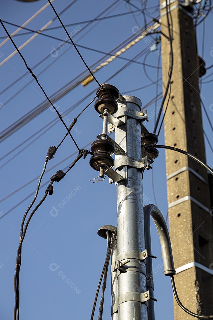 Registro de consumo elétrico residencial monofásico poste metálico