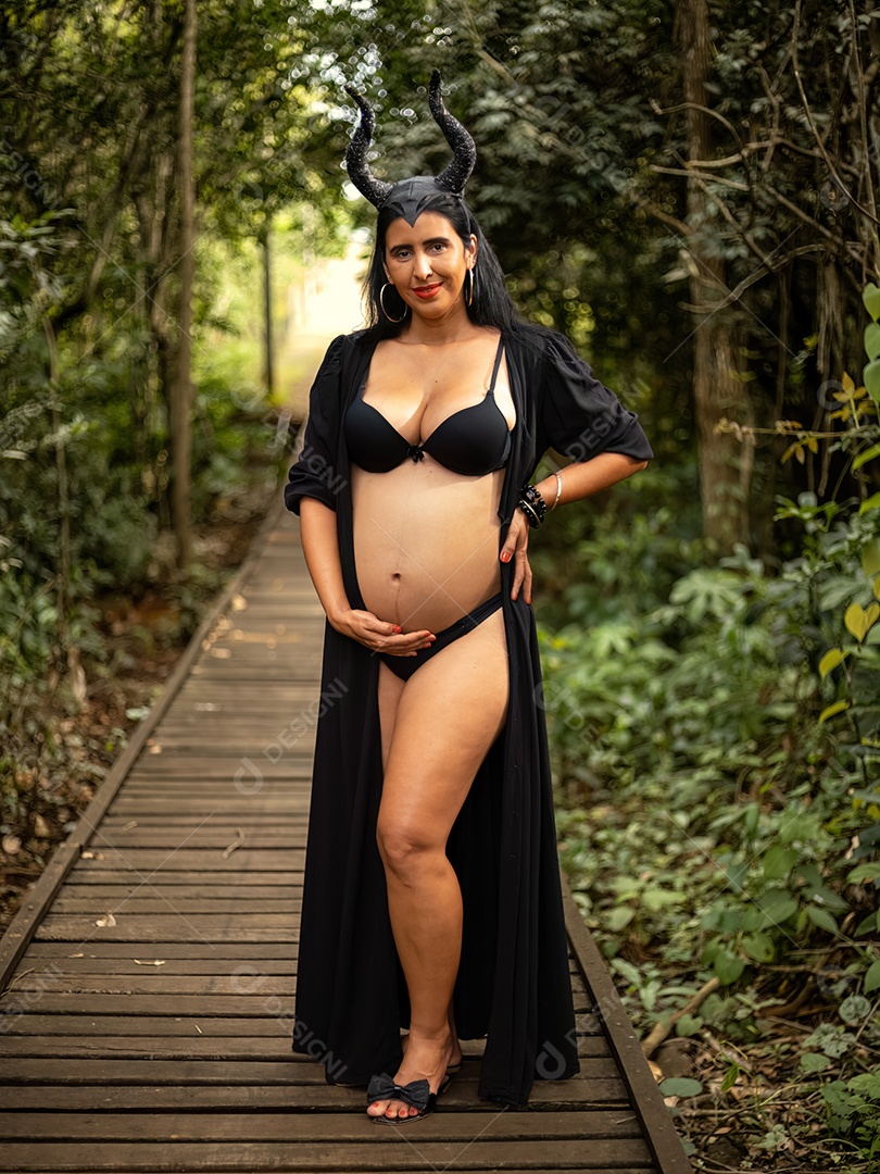 Mulher grávida posando em sessão de fotos feminina na natureza