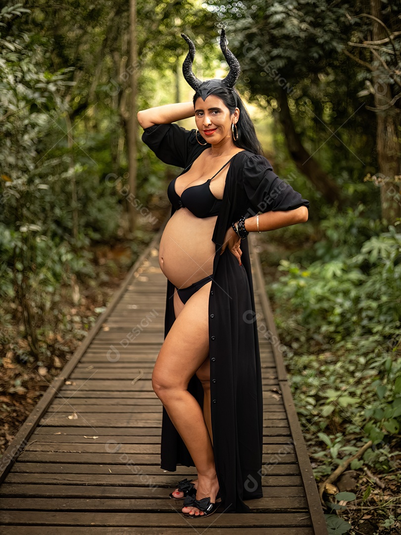 Mulher grávida posando em sessão de fotos feminina na natureza