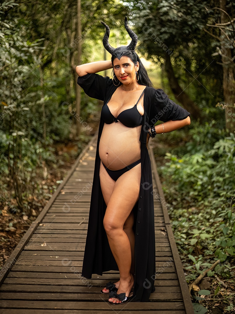 Mulher grávida posando em sessão de fotos feminina na natureza