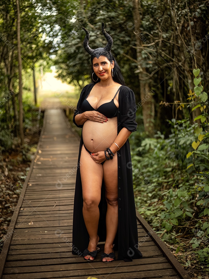 Mulher grávida posando em sessão de fotos feminina na natureza