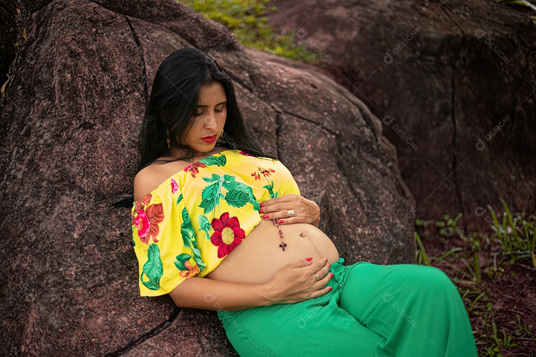 Mulher grávida posando em sessão de fotos feminina em um parque