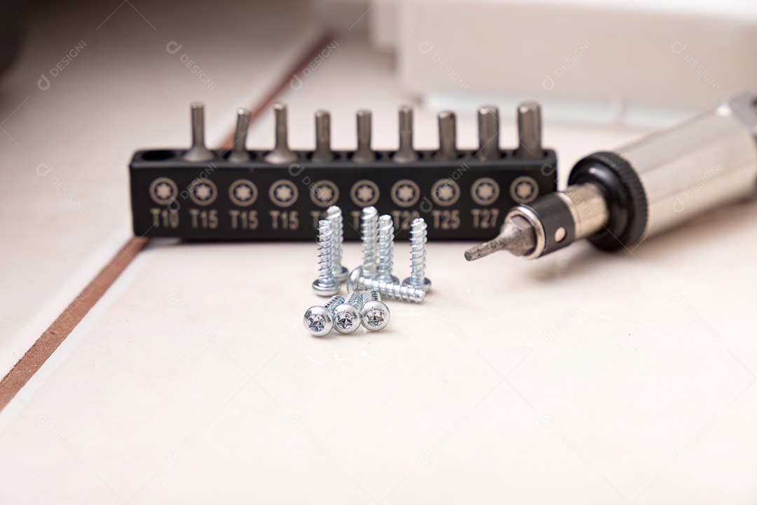 Parafusos de metal tipo torx com broca de ferramenta para rosquear os parafusos