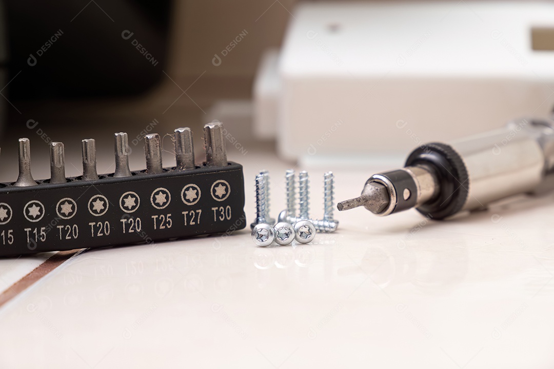 Parafusos de metal tipo torx com broca de ferramenta para rosquear os parafusos