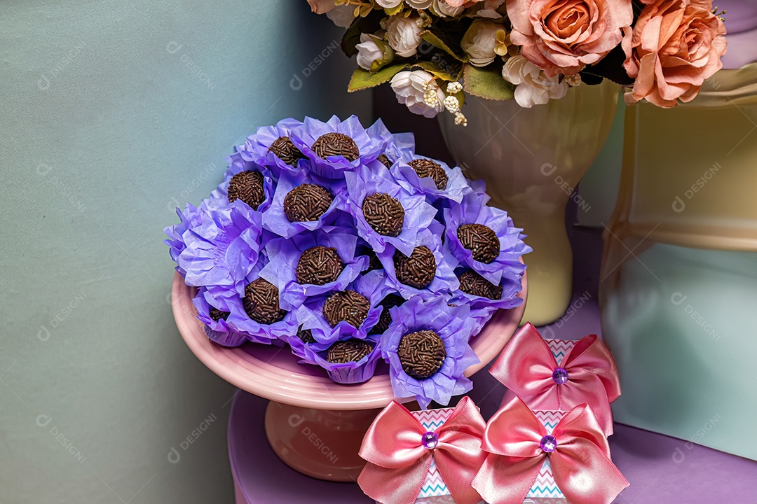 Brigadeiro doce brasileiro caseiro servido em festas de aniversário