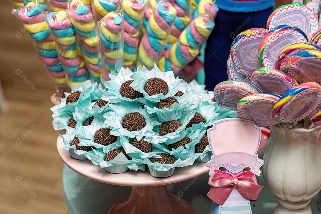 Brigadeiro doce brasileiro caseiro servido em festas de aniversário