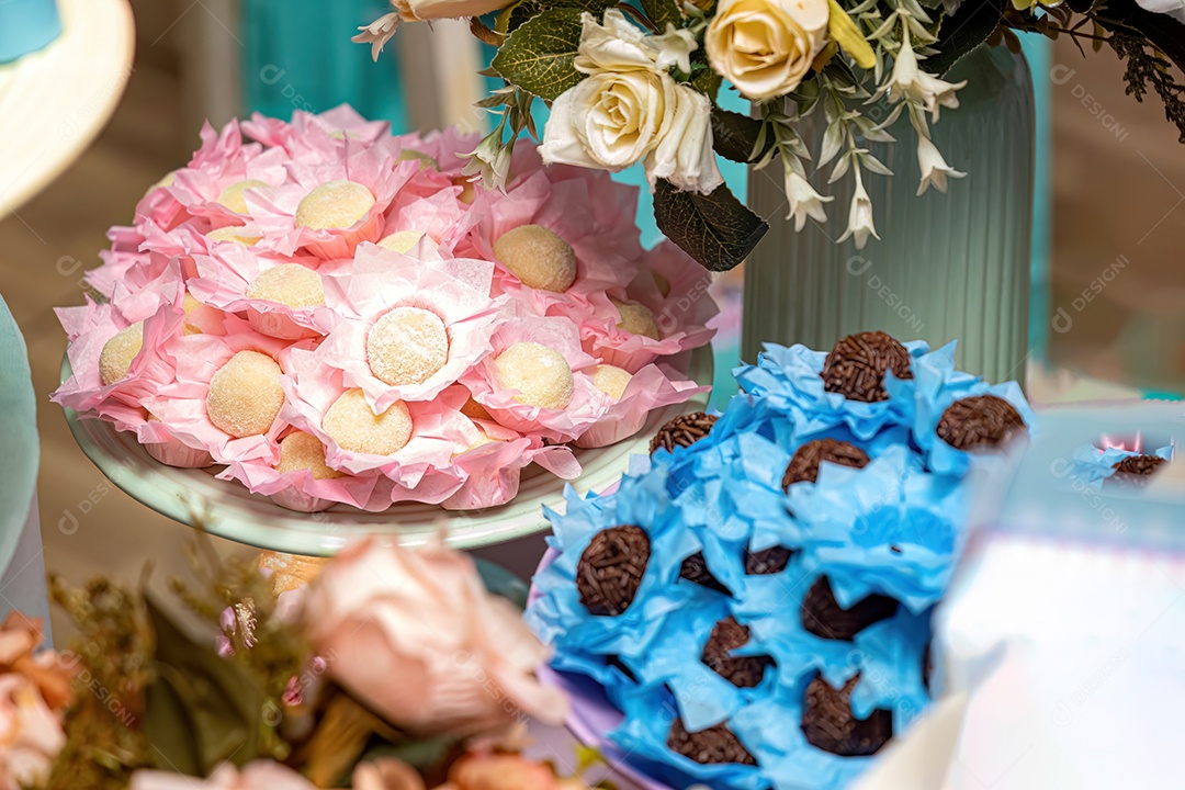 Brigadeiro doce brasileiro caseiro servido em festas de aniversário