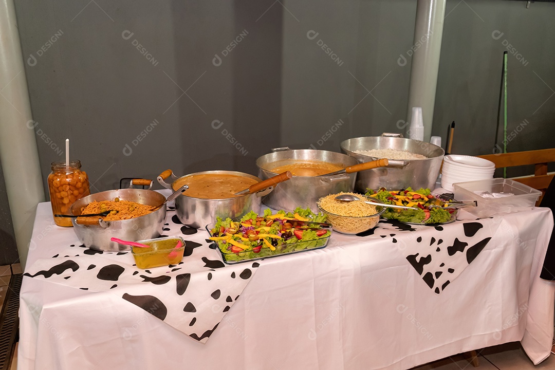 Mesa com comida servida no jantar macarrão arroz feijão saladas