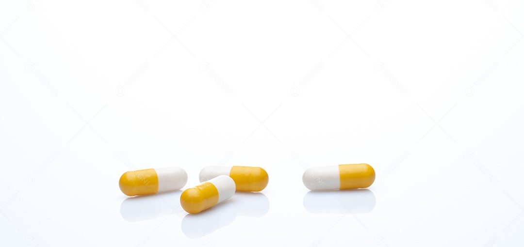 Comprimidos de cápsulas de antibióticos em fundo branco