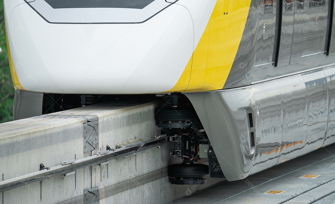 Trem monotrilho elevado sobre trilhos