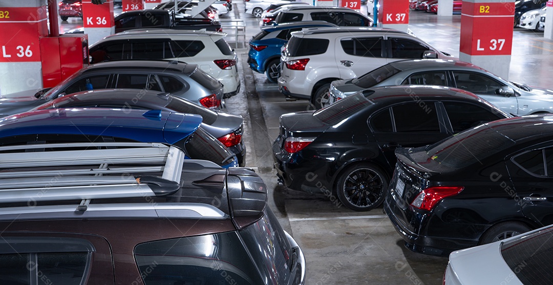 Estacionamento subterrâneo movimentado