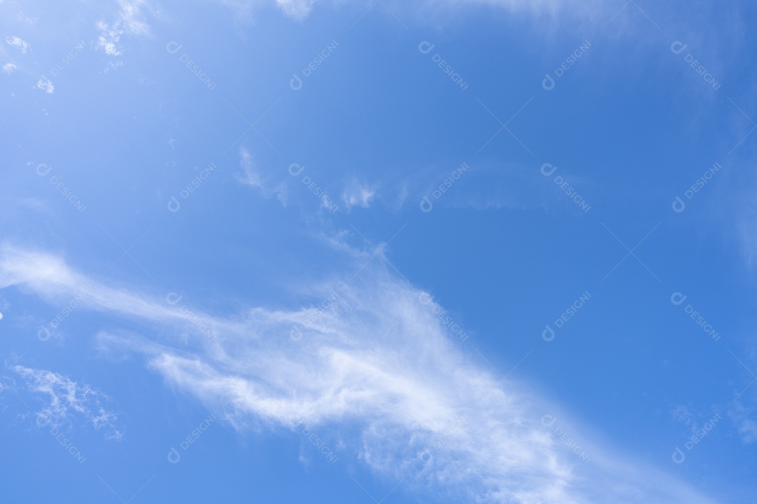 Textura de fundo de céu azul e nuvens cirrocúmulos brancas