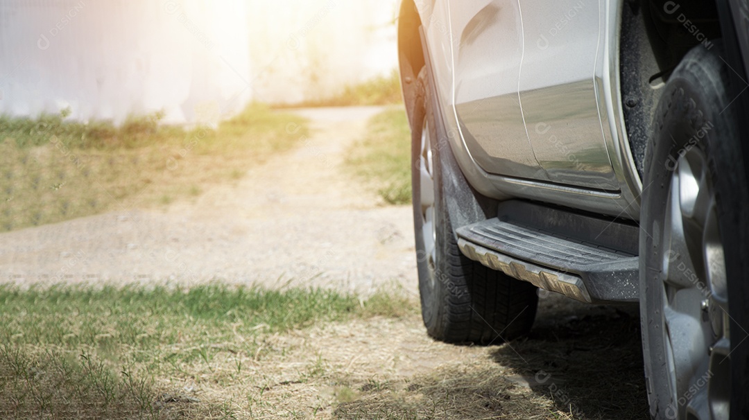 Vista lateral de carros estacionados