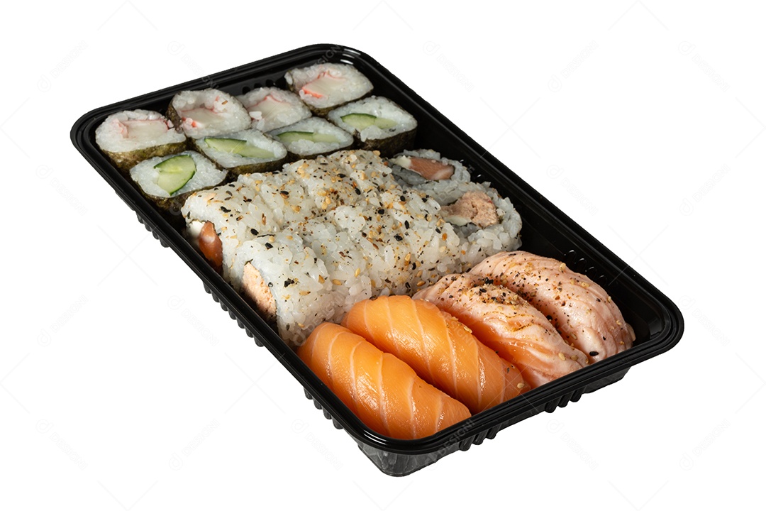 Rolos de sushi e nigiri isolados no fundo branco