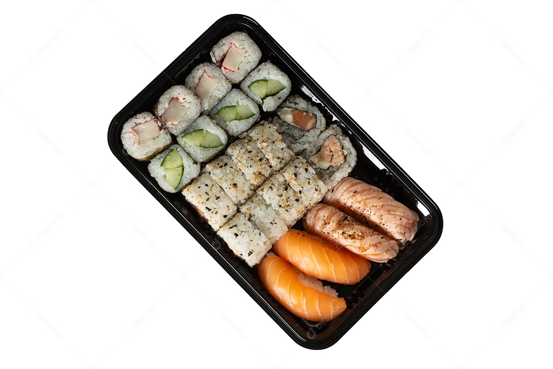 Rolos de sushi e nigiri isolados no fundo branco