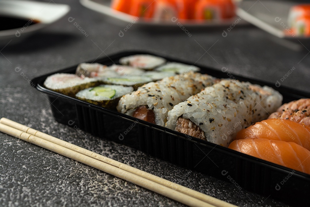 Delicioso sushi de comida japonesa na mesa de mármore escuro