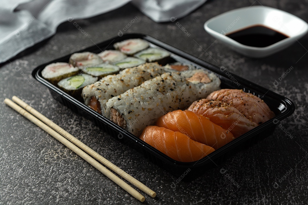 Delicioso sushi de comida japonesa na mesa de mármore escuro