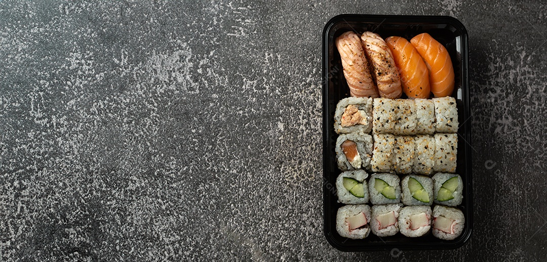 Delicioso sushi de comida japonesa na mesa de mármore escuro