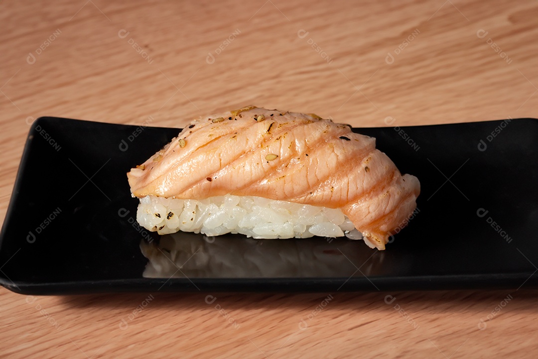 Nigiri de salmão sobre a mesa, deliciosa comida japonesa