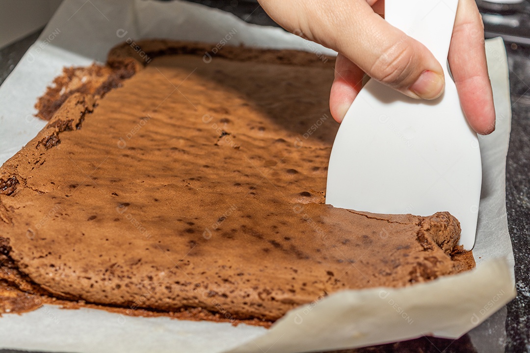 Mulher cortando brownie de chocolate, gourmet caseiro