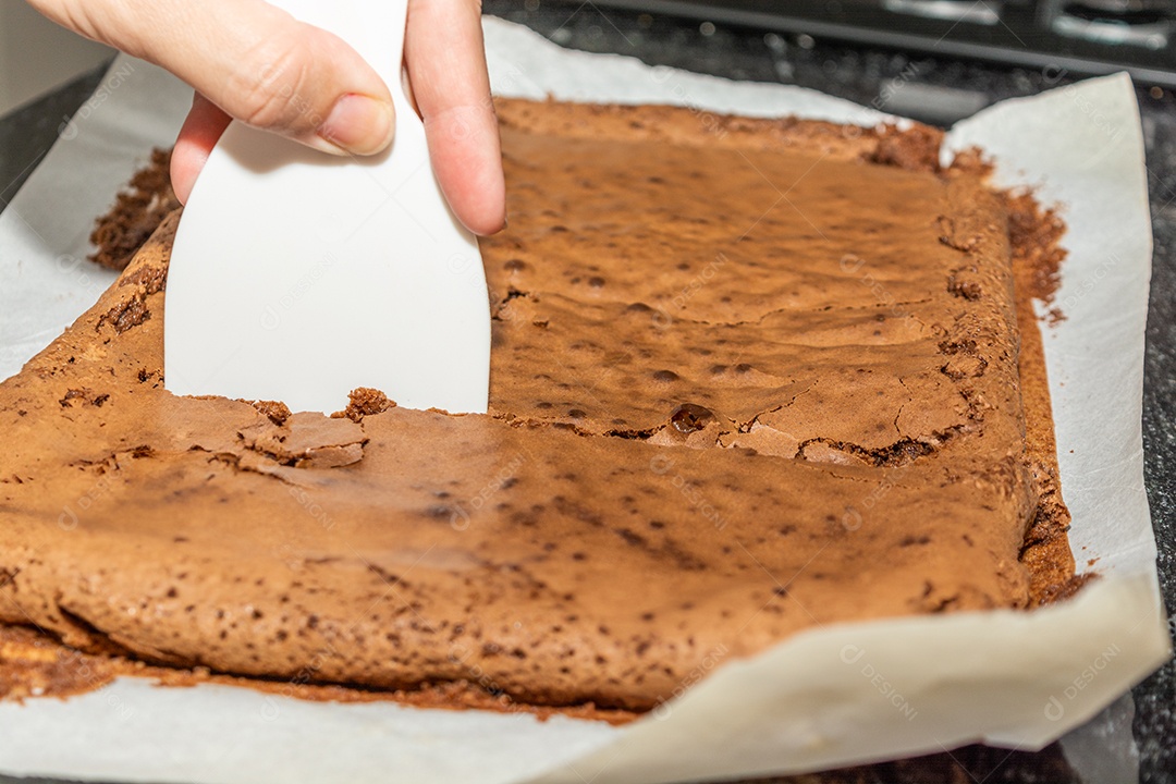 Mulher cortando brownie de chocolate, gourmet caseiro
