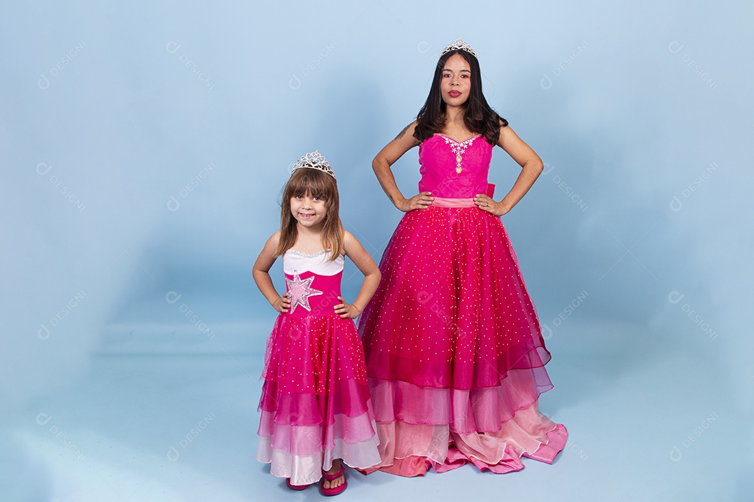 Lindas garotas usando vestidos de princesa