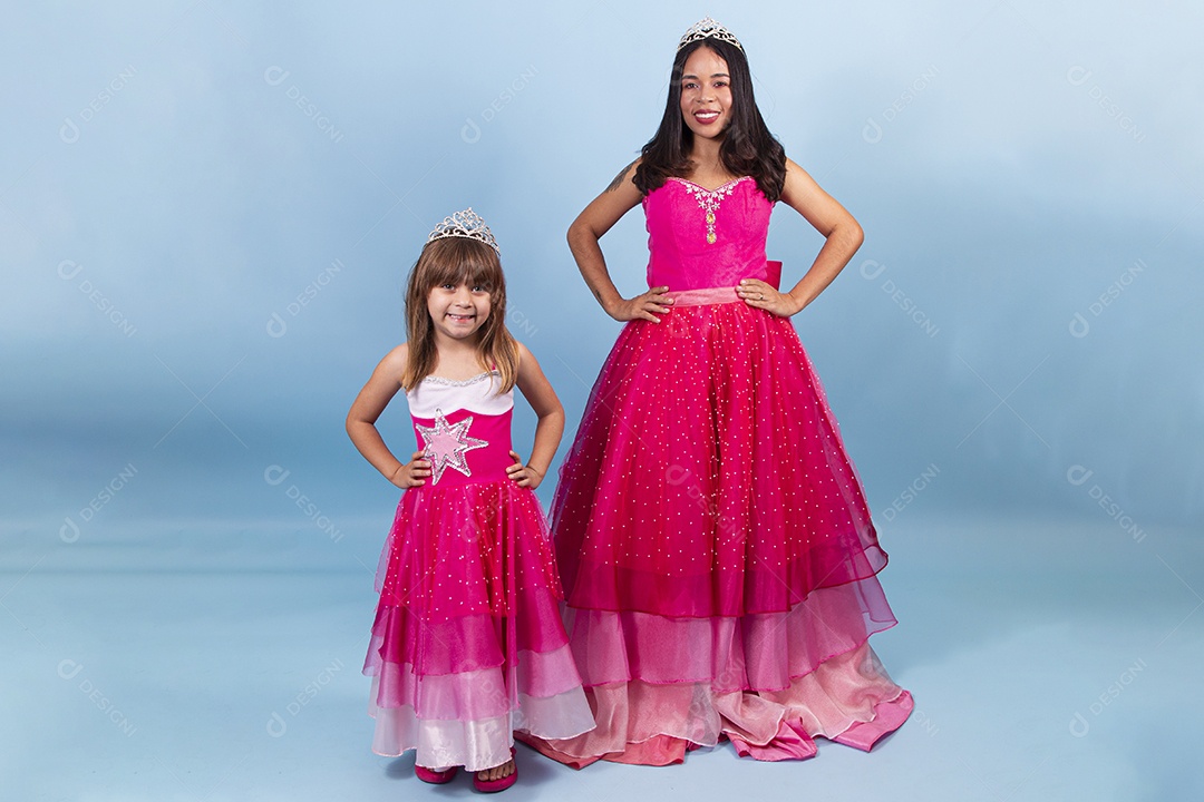 Lindas garotas usando vestidos de princesa