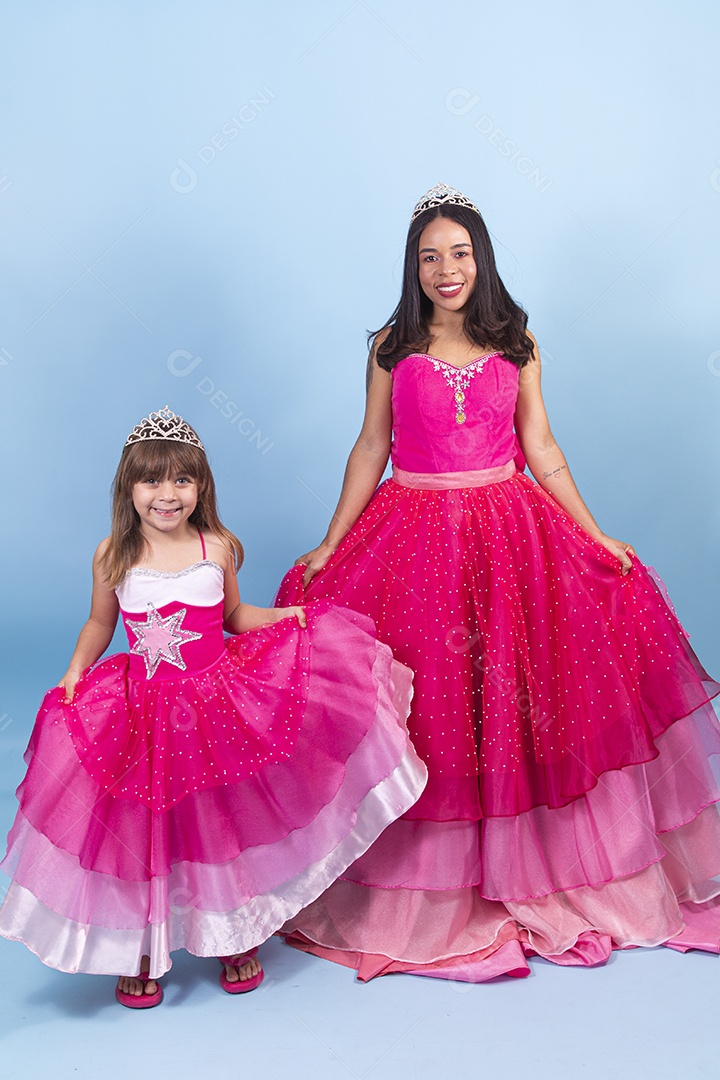 Lindas garotas usando vestidos de princesa