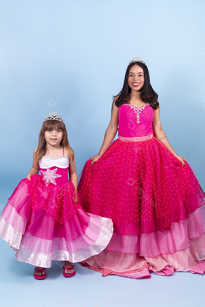 Lindas garotas usando vestidos de princesa