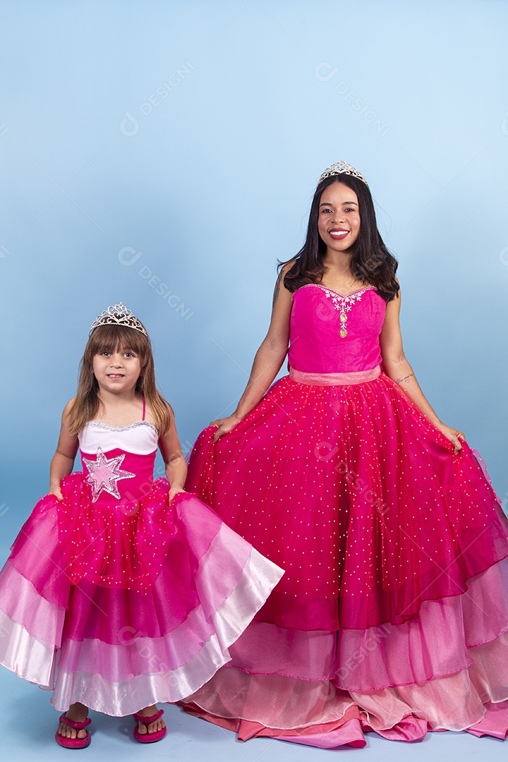 Lindas garotas usando vestidos de princesa