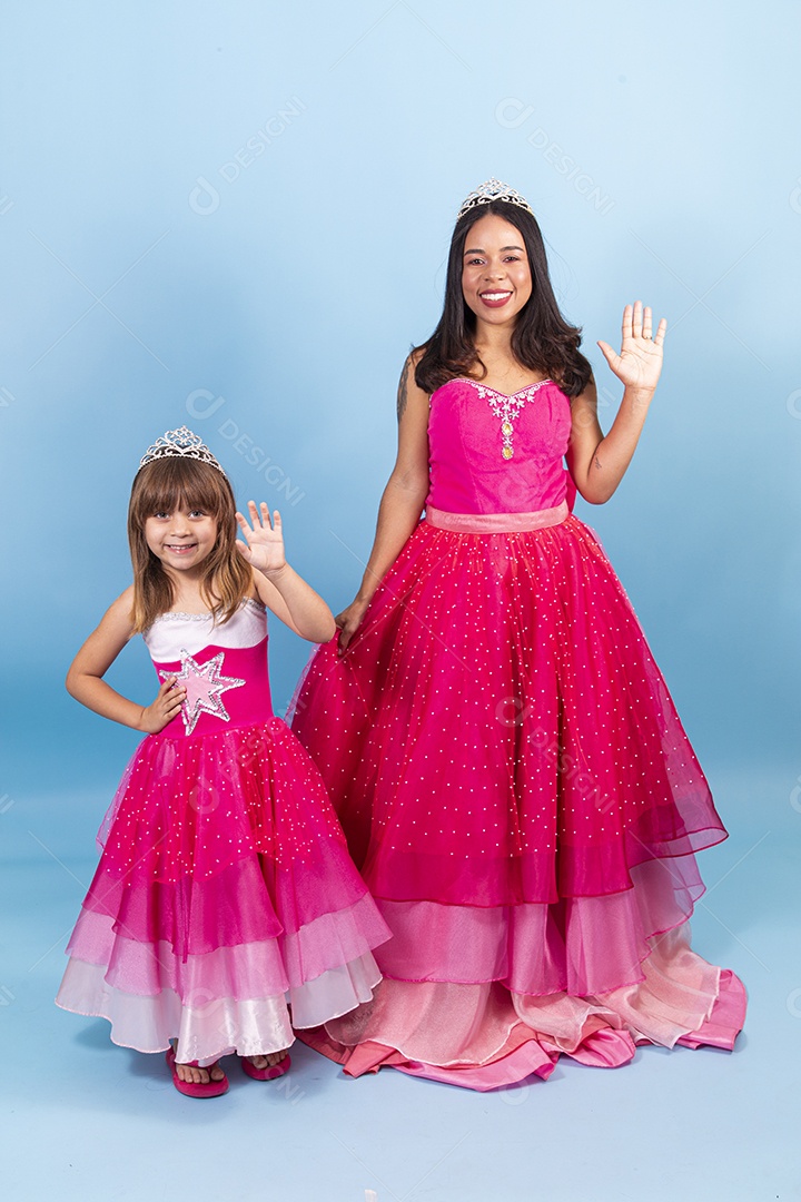 Lindas garotas usando vestidos de princesa