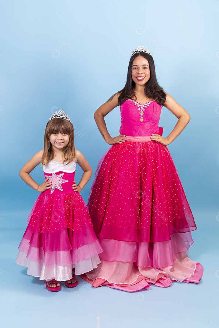 Lindas garotas usando vestidos de princesa