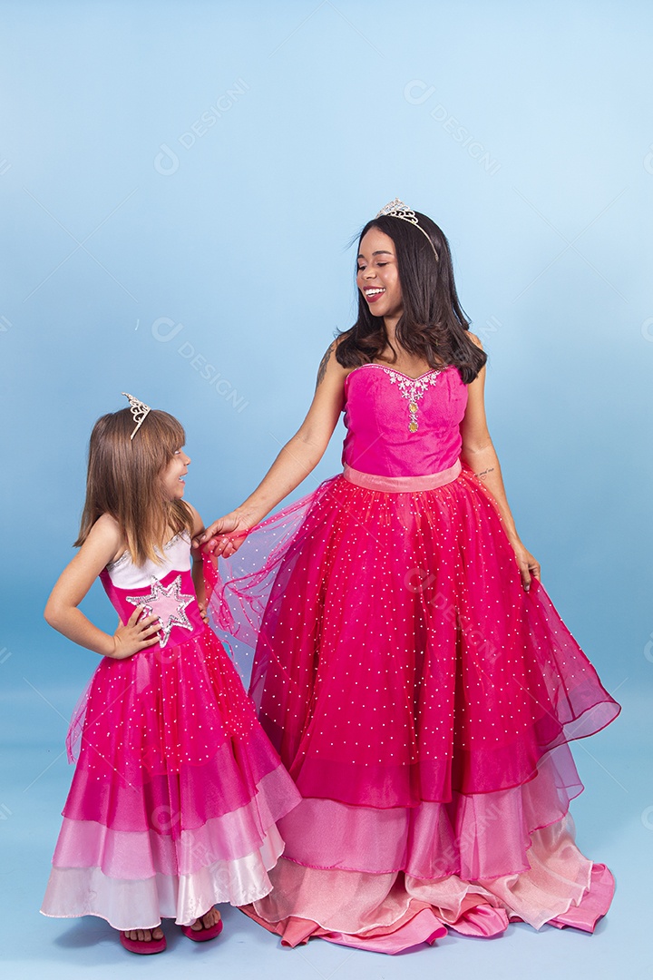 Lindas garotas usando vestidos de princesa