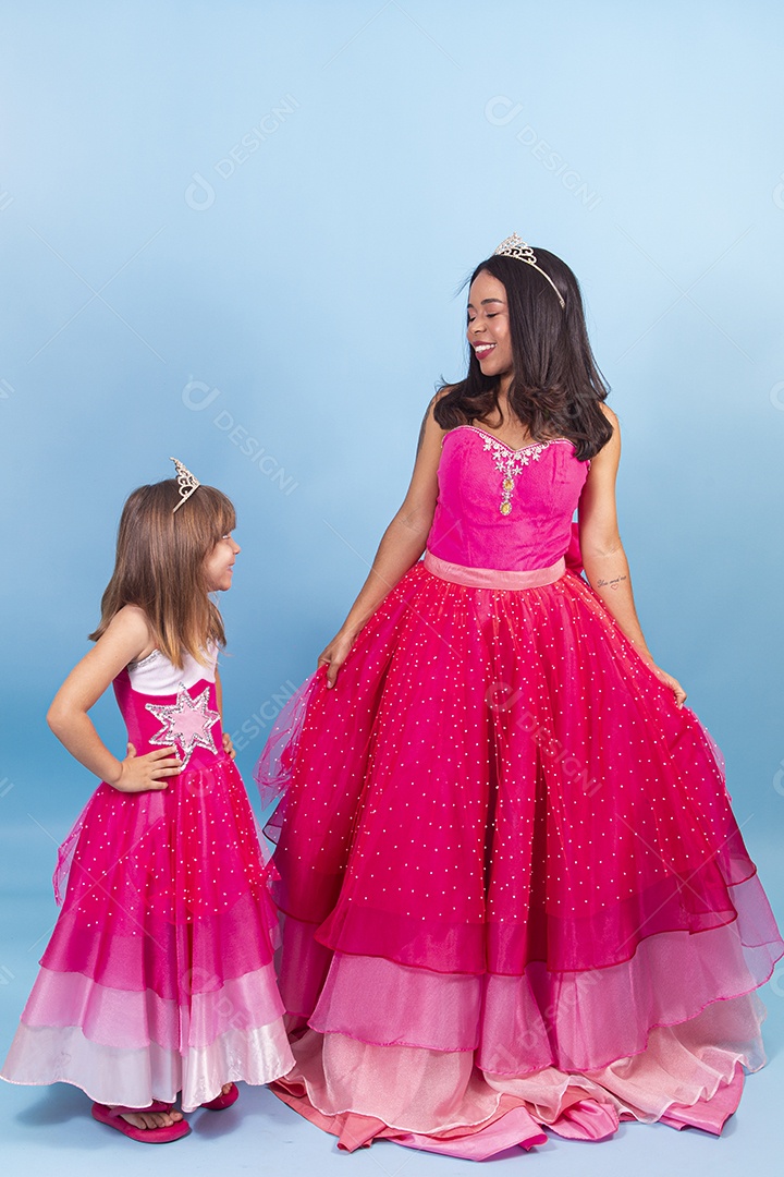 Lindas garotas usando vestidos de princesa