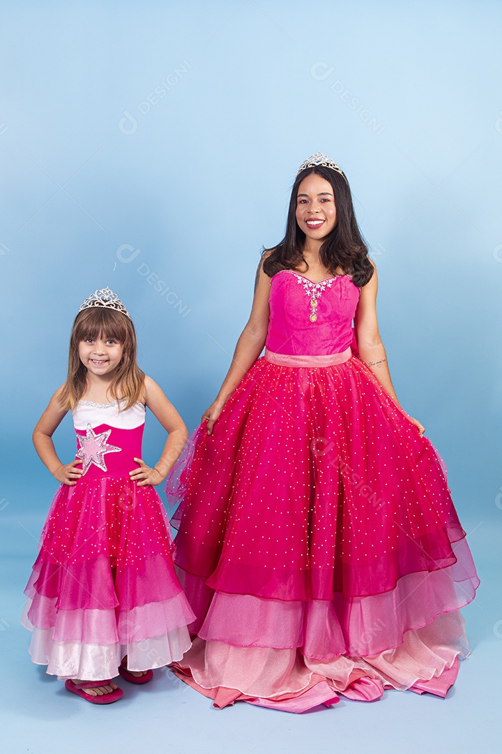 Lindas garotas usando vestidos de princesa