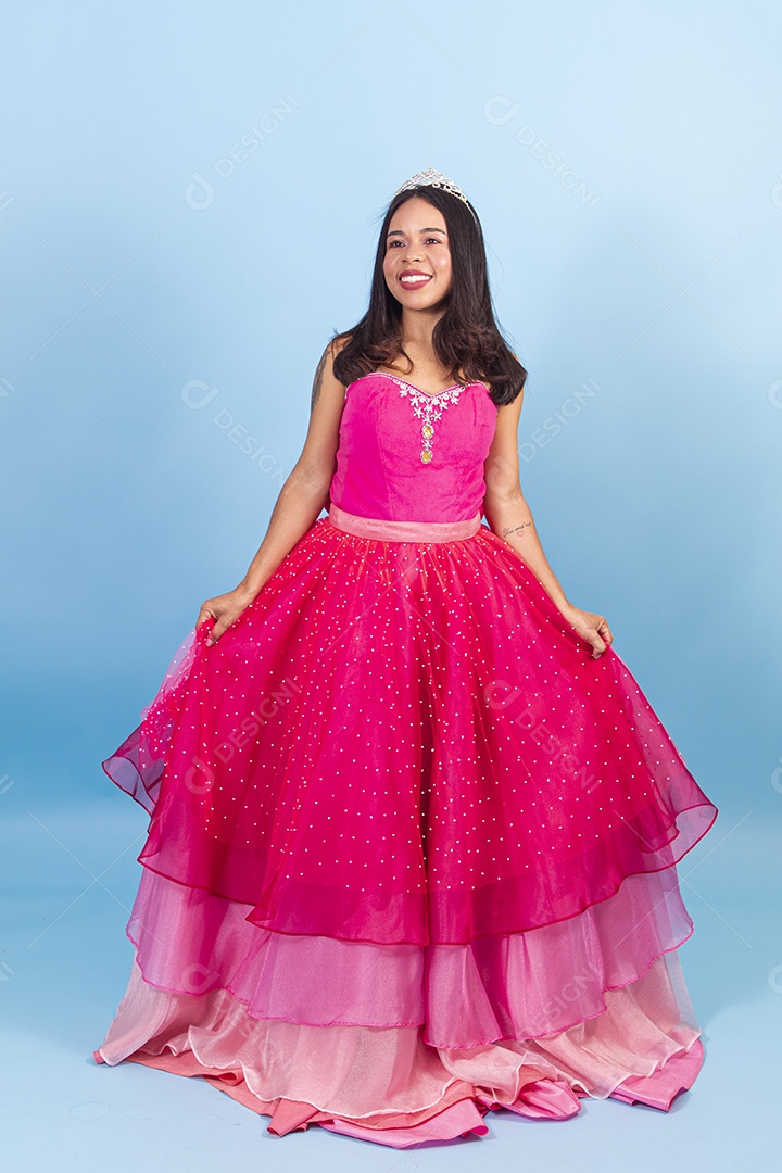 Linda garota usando vestidos de princesa