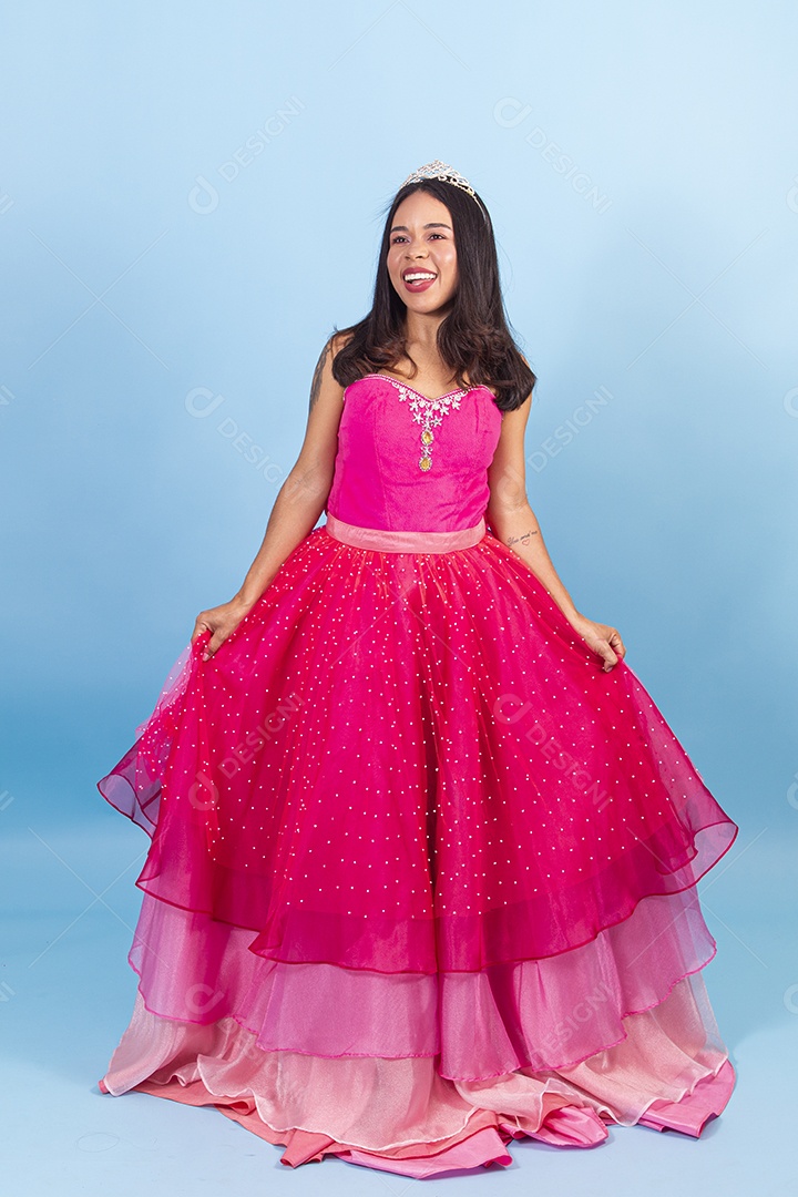 Linda garota usando vestidos de princesa