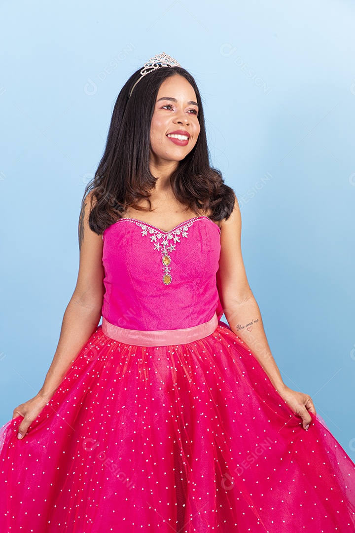 Linda garota usando vestidos de princesa